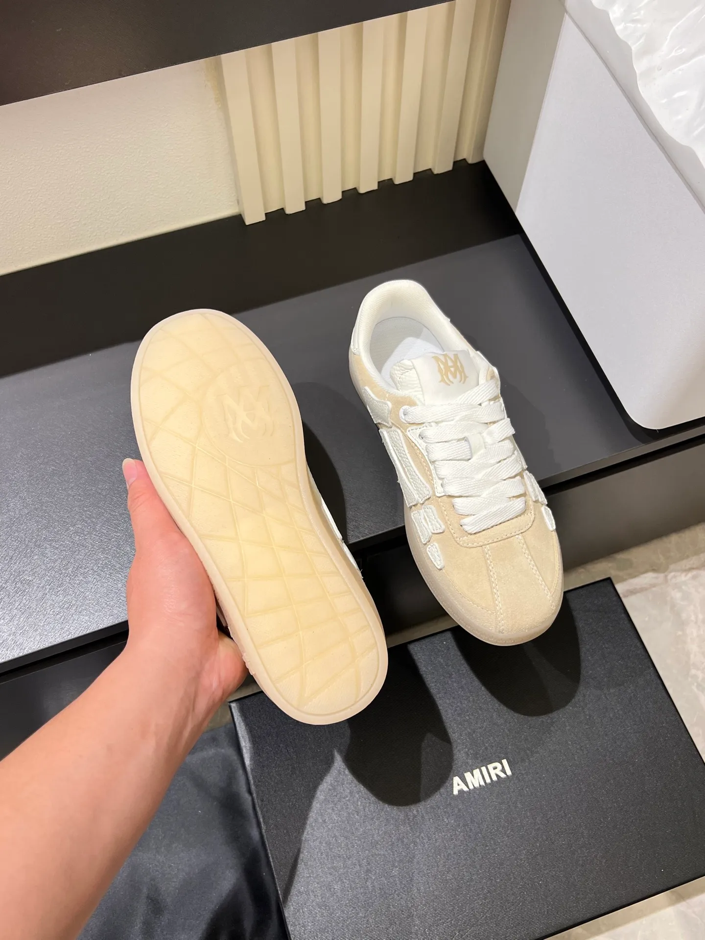 Men's shoes 💰p560 "AMIR*" new men's low-top casual sports sneakers bone shoes, another pair of irresistible bone shoes. Bone shoes are one of AMIRI's most popular items. Made of first-layer cowhide upper. The side bones are made of two cowhide laminations. It has a three-dimensional effect. The leather incisions are all oil-edged. Contrast color design. Simple style. Fashionable sports. Customized metal LOGO nameplate embellished with laces. Exclusive top-quality version. Supports contrast. Breathable mesh lining. The original rubber outsole is a must-have item for daily leisure. It is suitable for various occasions. If you pursue high quality, check it out. It is super cool on the feet and comes with a full set of original packaging! Size: 39-45!